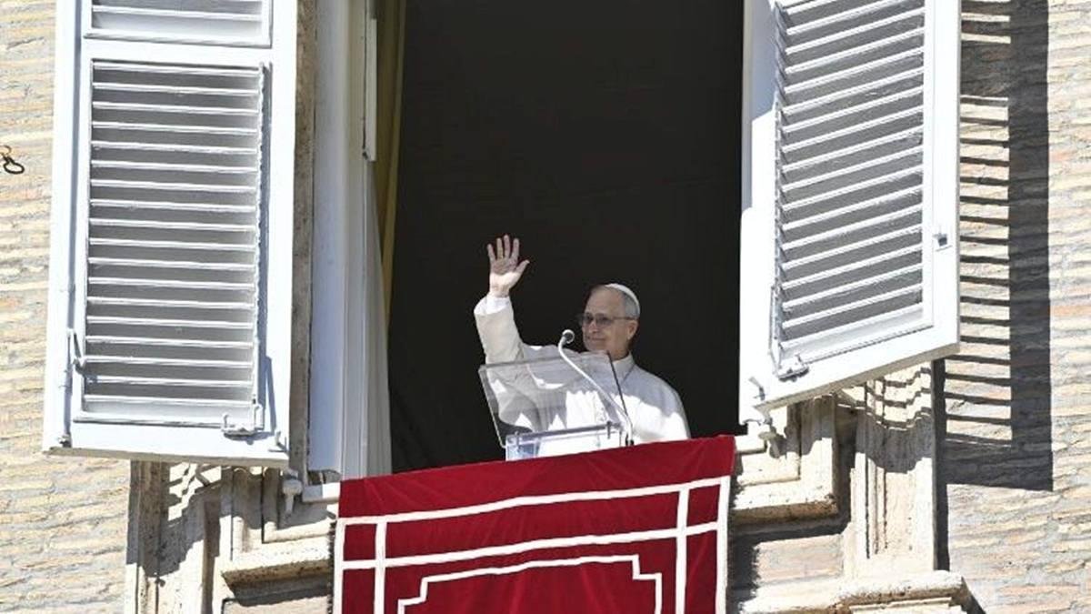 El Papa saluda a los fieles durante el rezo del Ángelus este domingo en la Plaza de San Pedro.