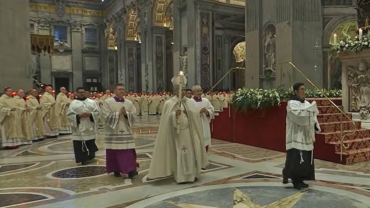 El Papa llega con la candela hasta el altar de al basílica de San Pedro donde presidió la misa de la Presentación del Señor.