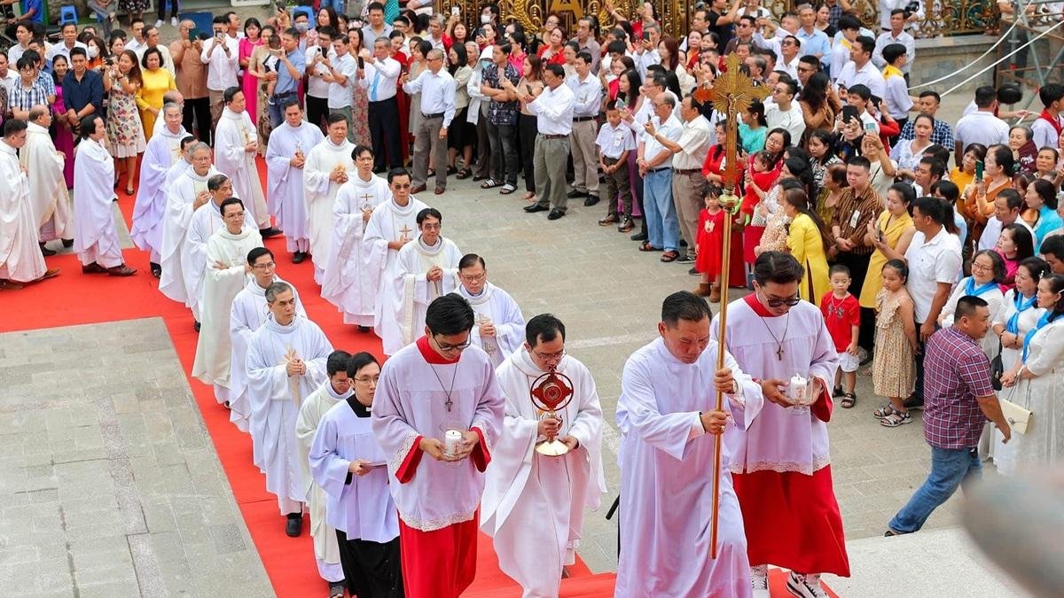 Fieles de la parroquia de San José en Vietnam, inaugurada el pasado enero de 2025.