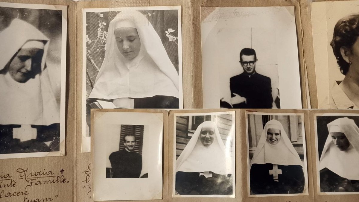 De izquierda a derecha: Nuria, Conchita, Jaime, Carmina, Jorge, Adela, Montserrat, Georgina.