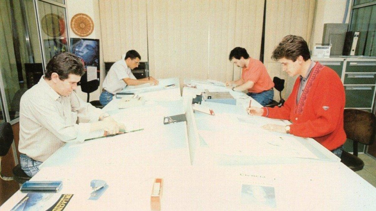 En sus comienzos salía a primera hora de la tarde con cuatro páginas y una suscripción mensual de una peseta.