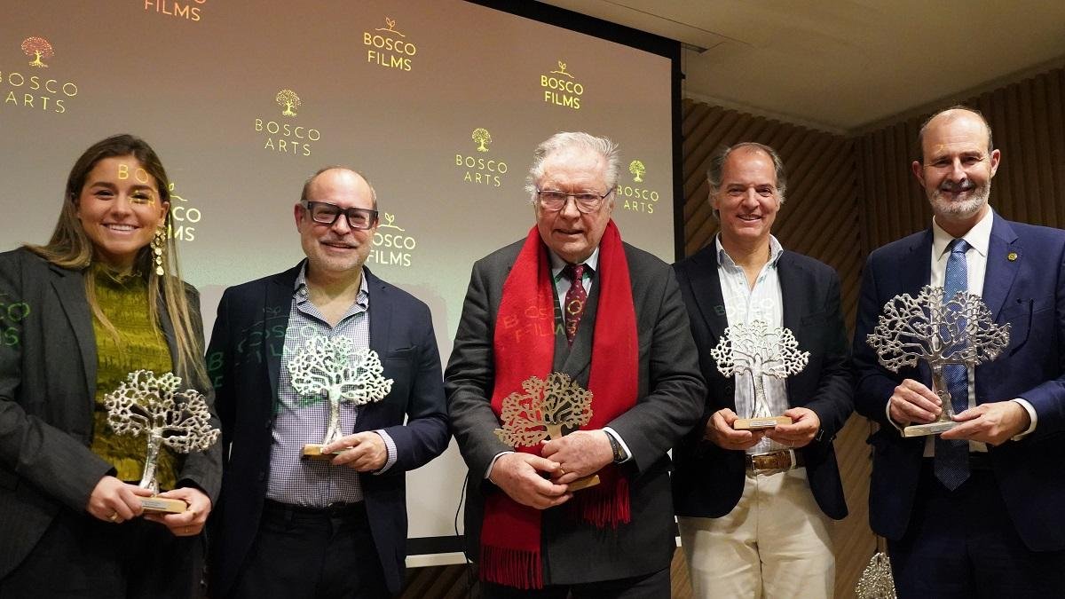De izquierda a derecha, recogen los Bosco Awards de Danza (Maite Arriola), Escultura (Javier Viver), Cine (Krzistof Zanussi), Arquitectura (Fundación Pater) y Pintura