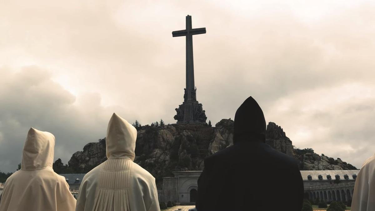 Miembros de la Escolanía y de la Comunidad benedictina de la Santa Cruz del Valle de los Caídos, interpretando su pieza 