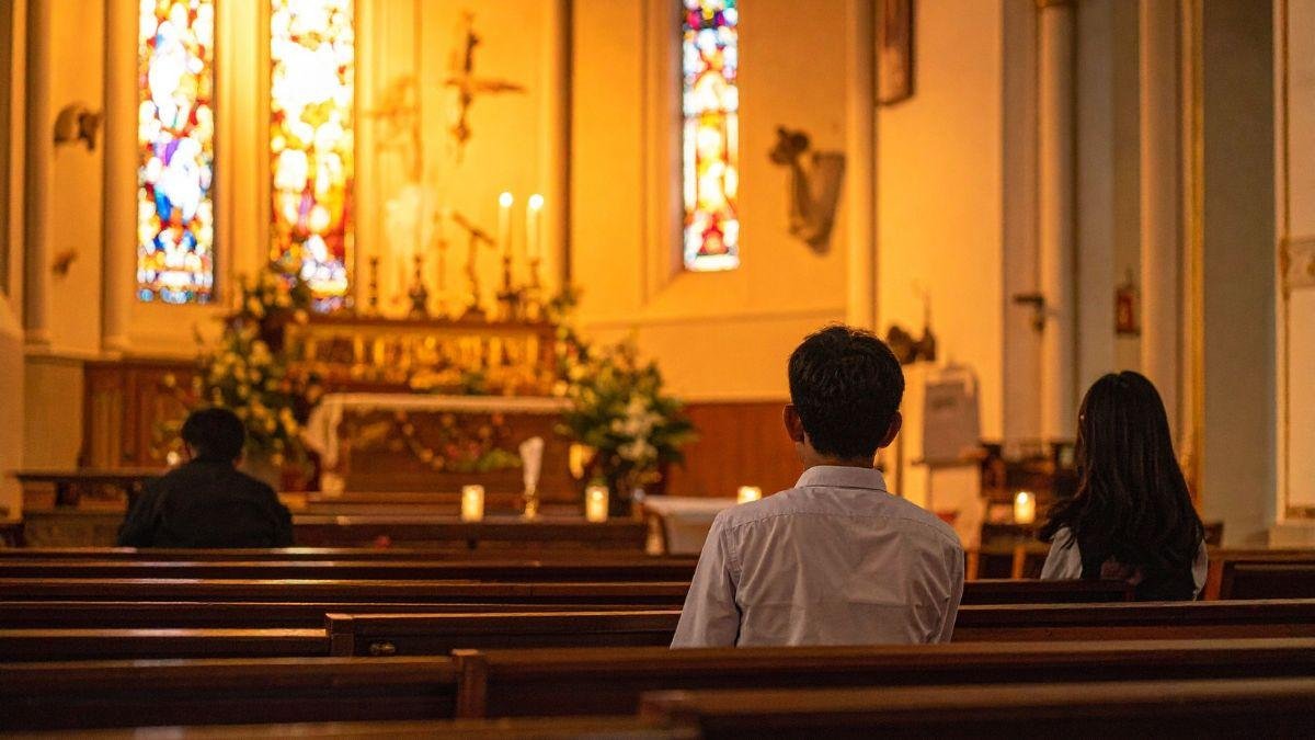 El silencio del templo no es el silencio de la nada, sino el silencio de una espera amorosa.