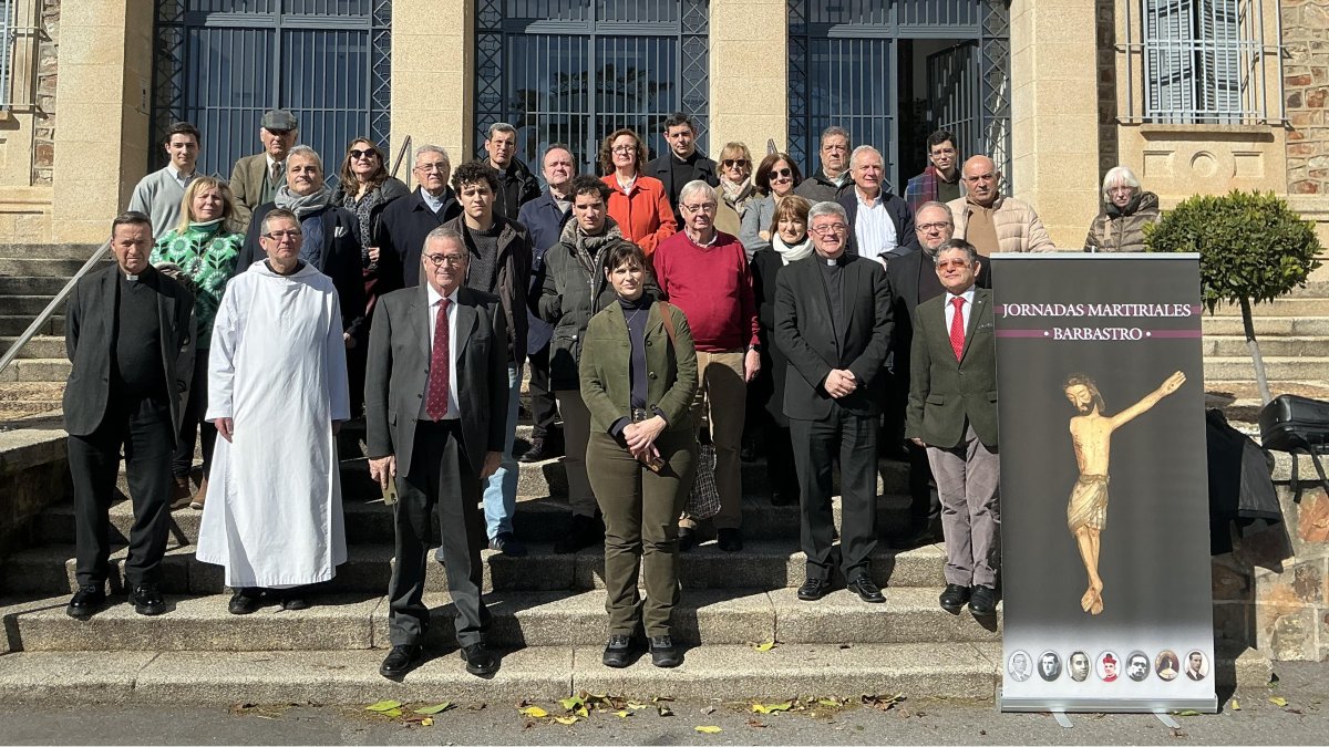 Los jornalistas, al final de la mañana. en la puerta del Seminario de Cáceres.