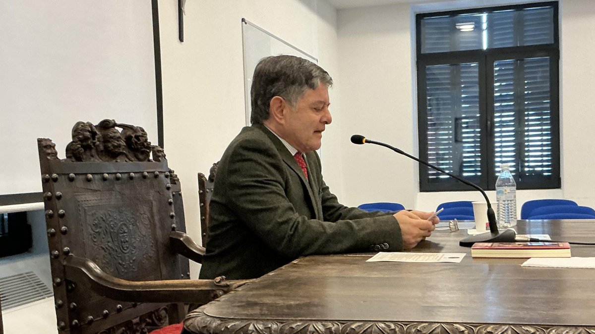 Martín Ibarra impartiendo su conferencia, ayer en el Seminario de Cáceres.