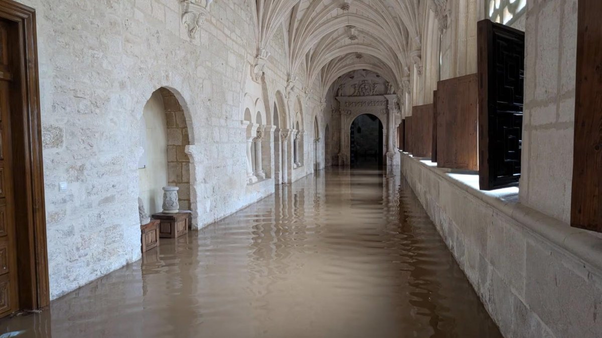 El agua llegó en algunos puntos a unos 40 centímetros de altura, lo que obligó a pedir ayuda externa.