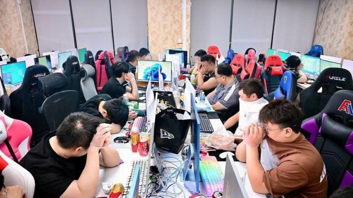 Trabajan día y noche, durmiendo y comiendo en esos centros sin poder salir.