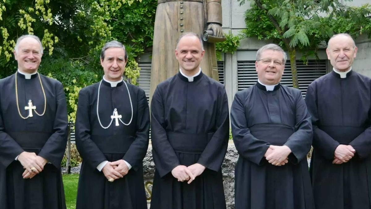 De izquierda a derecha en la foto, los obispos Bernard Fellay y Alfonso de Galarreta y los padres Davide Pagliarani, Christian Bouchacourt y Franz Schmidberger.