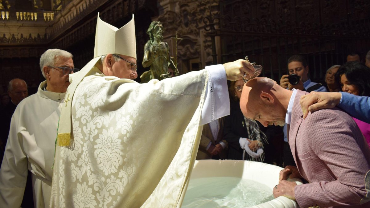 El aumento de bautizos en los adultos es una realidad en España, aunque por la realidad cultural y religiosa la cifra sea más modesta que en otros países.