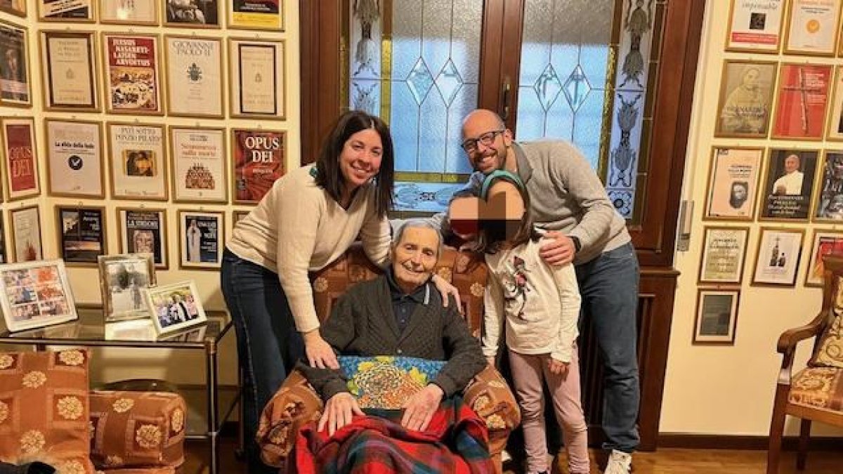 Sara Martín y su esposo, con su hijo Pablo y Vittorio Messori