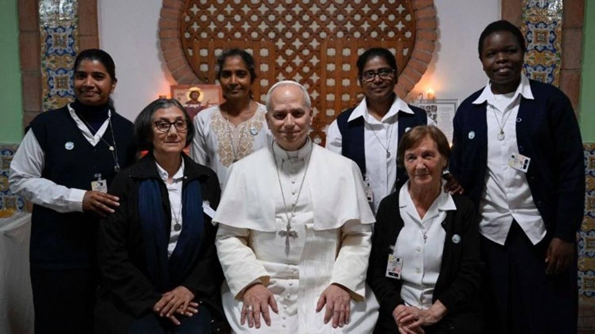 León XIV, con las agustinas de Bab el Oued, a las que hizo una visita particular entre sus actos públicos.