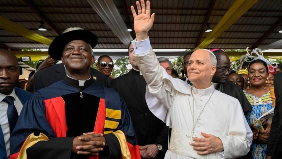 León XIV saluda a los presentes junto al padre Thomas Bienvenu Tchoungui, rector de la Universidad Católica de África Central.