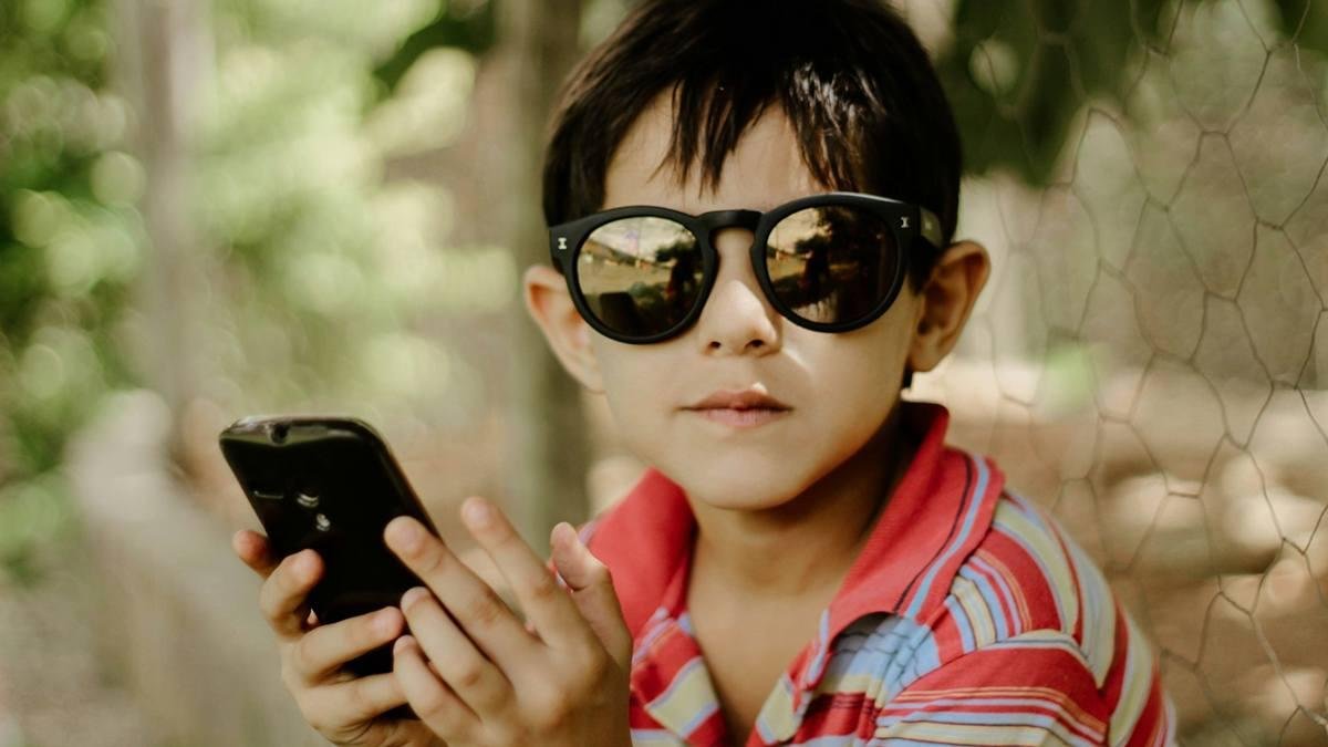 Desde muy pequeños, los niños y jóvenes se convierten en víctimas de campañas digitales de captación muy bien estudiadas y planificadas.