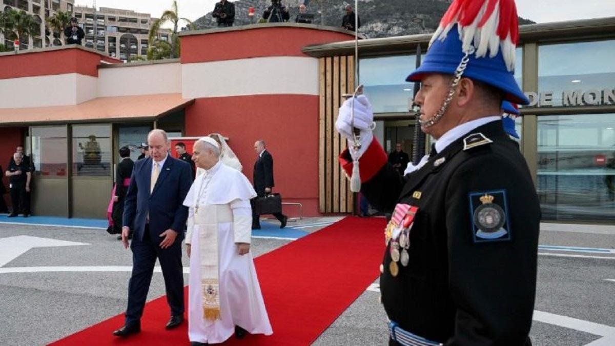 León XIV en marzo de 2026 con el Príncipe Alberto de Mónaco, seis meses antes de su viaje a París