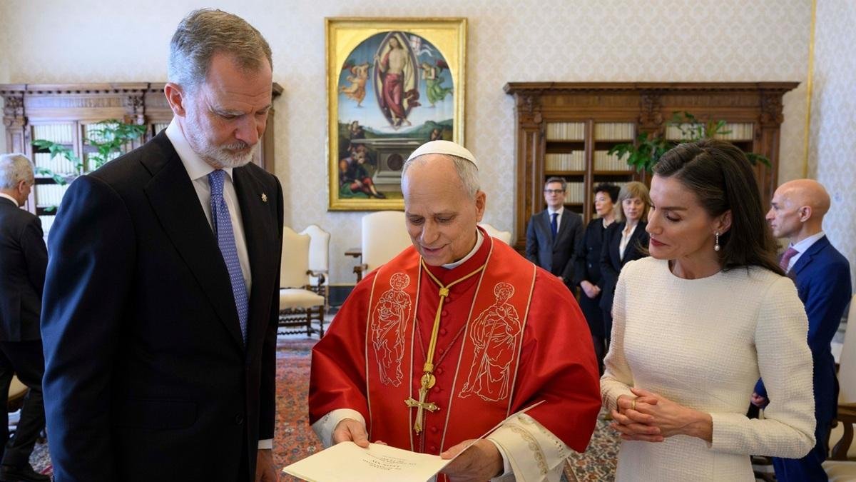 Sus Majestades los Reyes conversan con Su Santidad el Papa León XIV.
