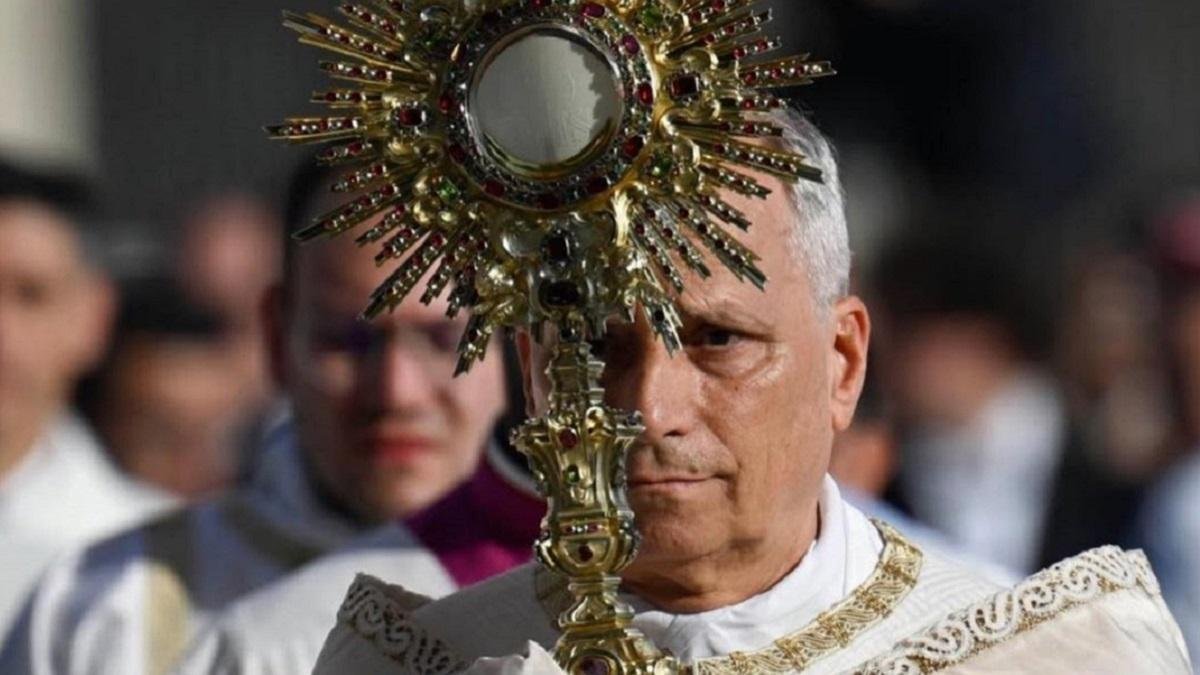 León XIV con la custodia en su primer Corpus Christi como Papa, en las calles de Roma en junio de 2025