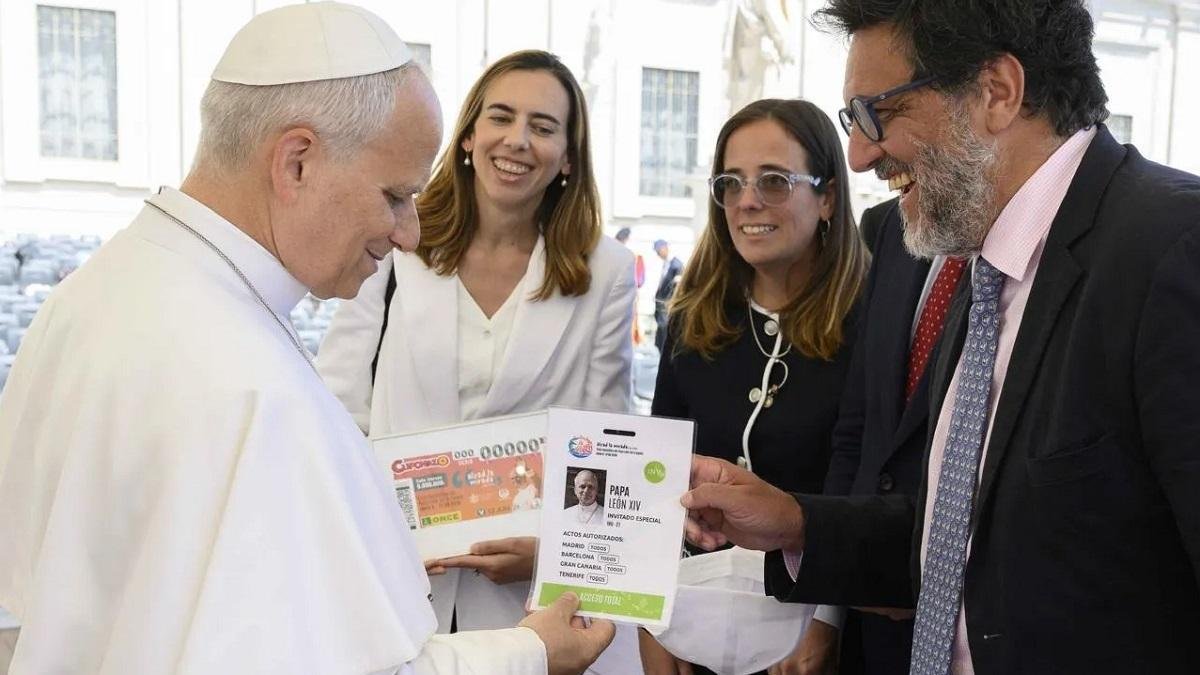 Rafael Rubio, de Comunicación de la visita papal a España, entrega su acreditación a León XIV tras la audiencia del miércoles