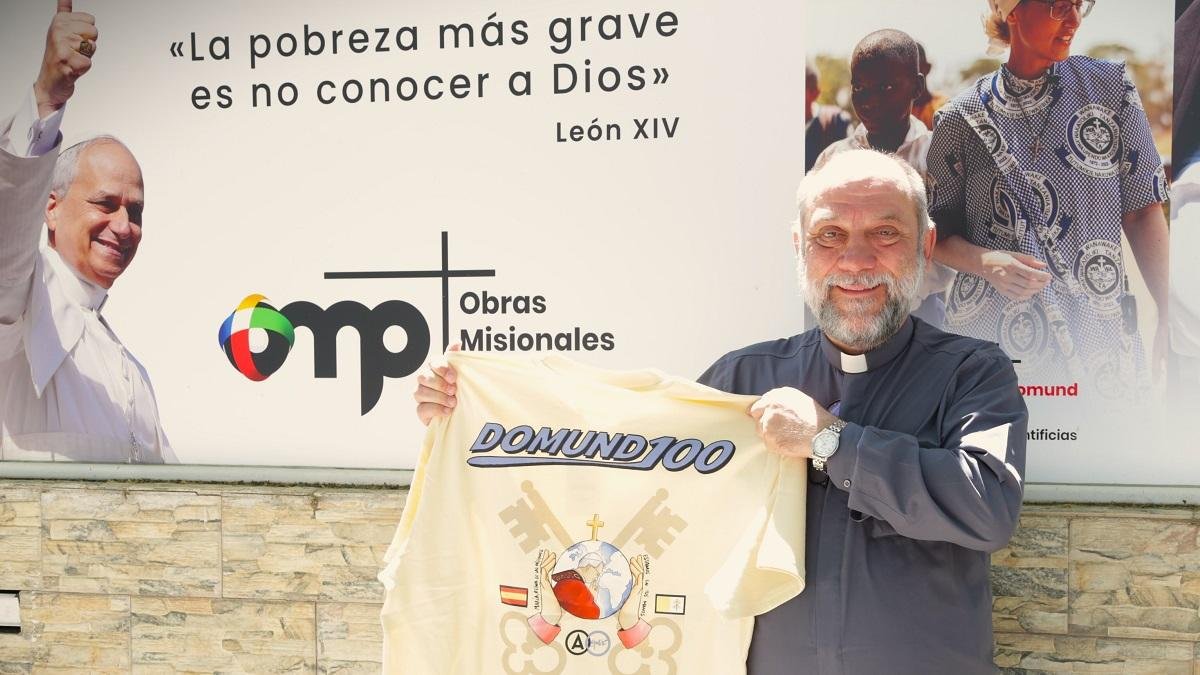 José María Calderón, director del Domund y OMP en España, con la camiseta del Centenario del Domund