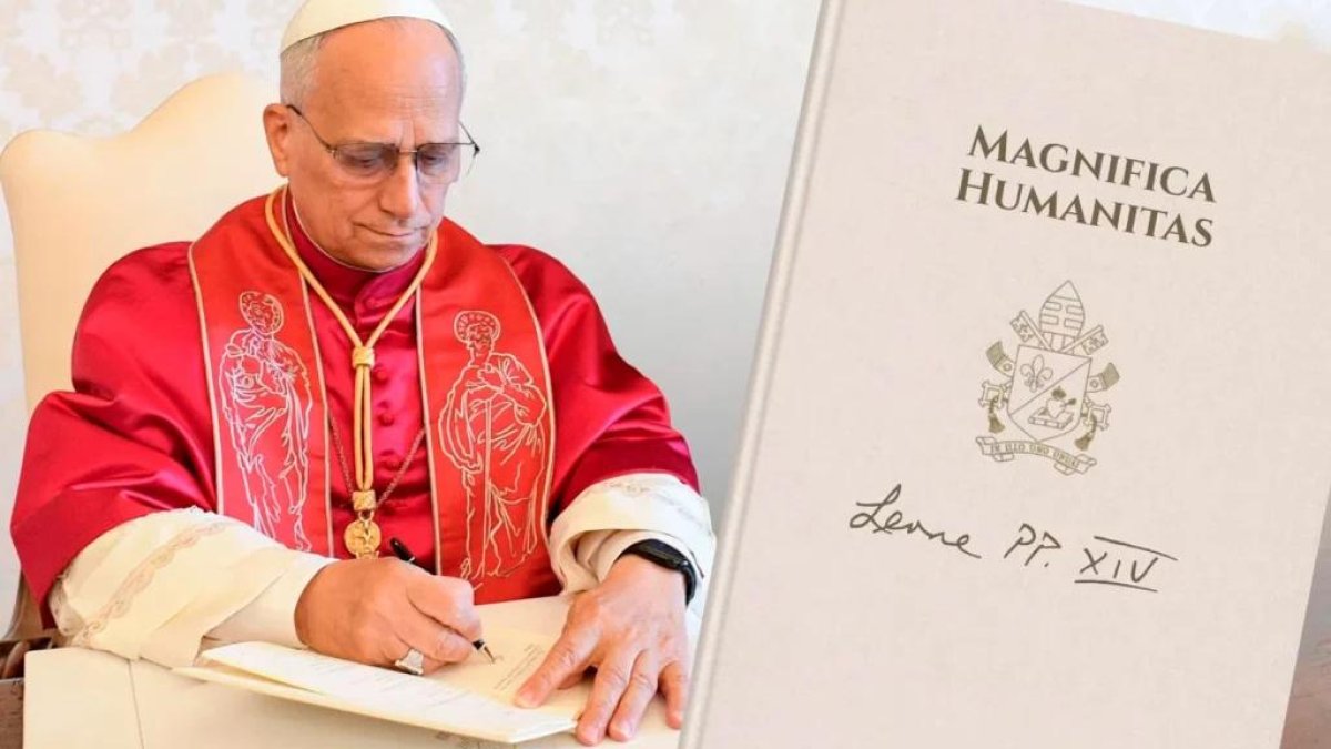 El Papa León XIV firmando su primera carta encíclica