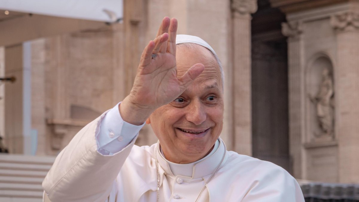 El Papa León XIV saluda a los fieles congregados en la plaza de san Pedro