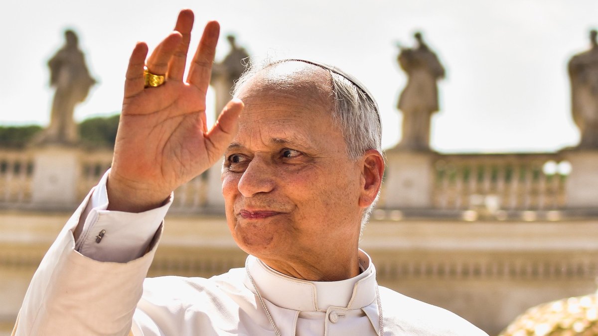El Papa León XIV saludando a los fieles reunidos en la plaza de San Pedro del Vaticano