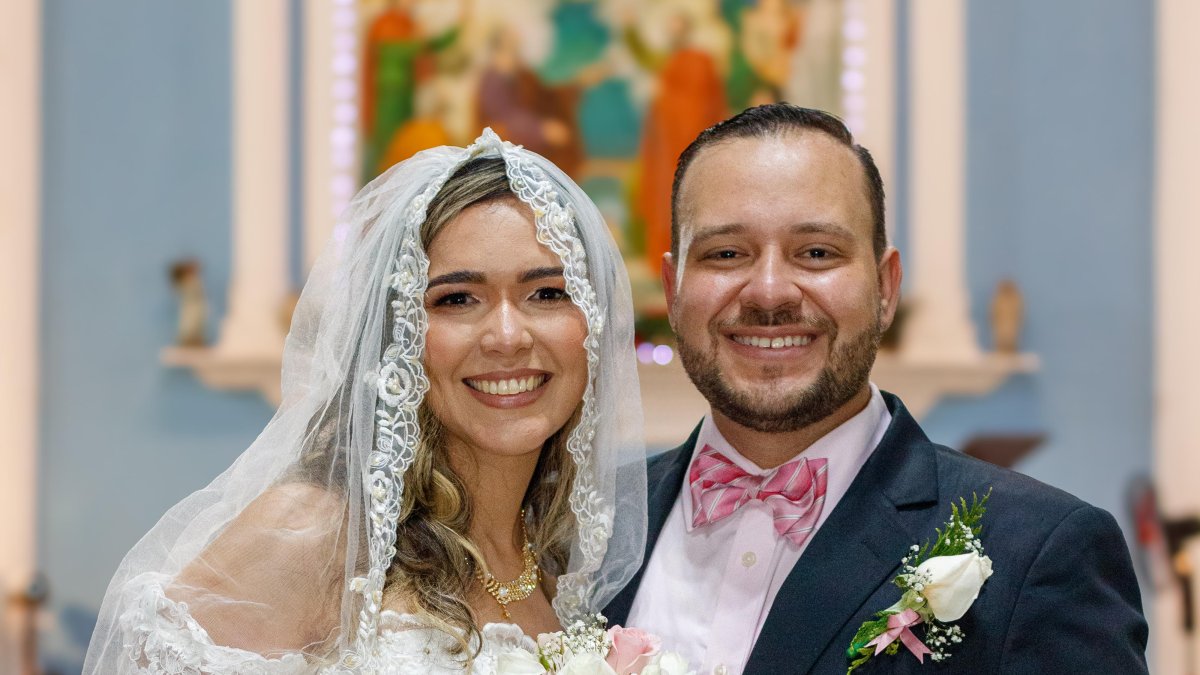 Unos sonrientes novios después de celebrar su boda católica