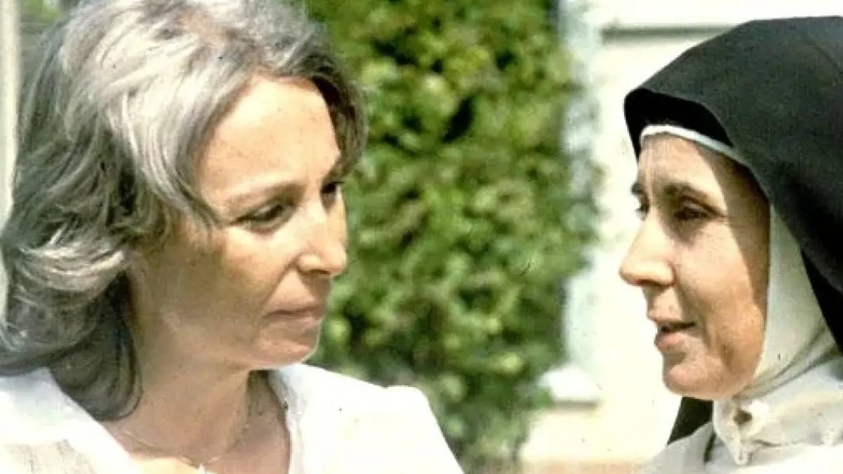 Josefina Molina, durante un momento del rodaje de 'Teresa de Jesús', encarnada por Concha Velasco.