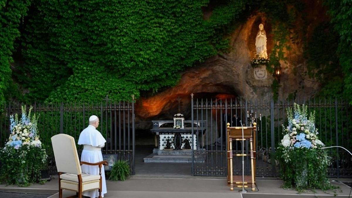 León XIV rezó el Rosario en la Gruta de Nuestra Señora de Lourdes de los Jardines Vaticanos.