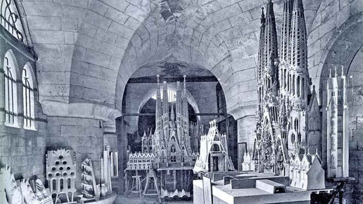 Tras su muerte, en el taller de Gaudí quedaron bocetos y maquetas.