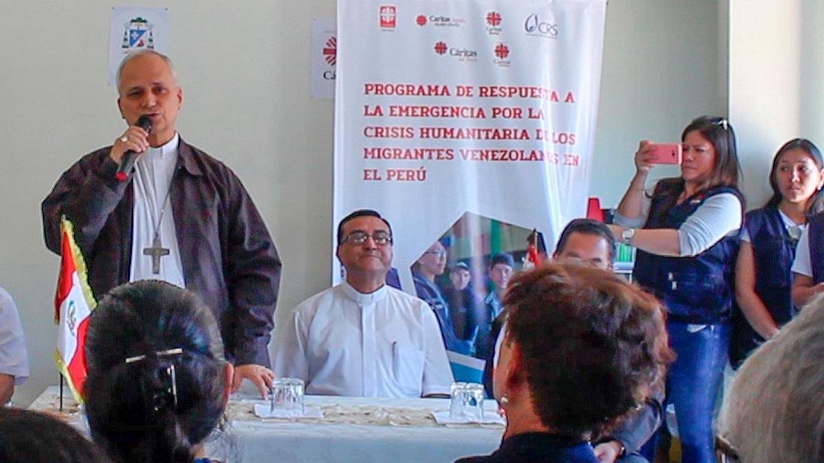 Robert Prevost, como obispo de Chiclayo, en un encuentro de Cáritas en Perú