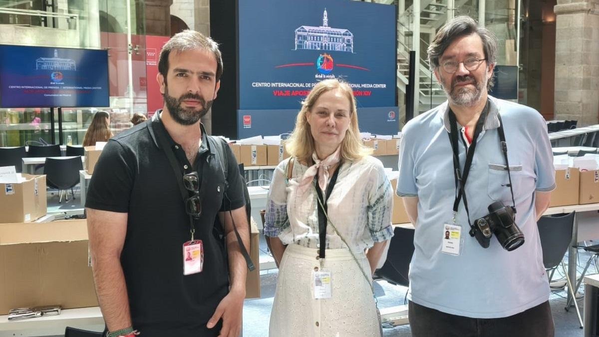 De izquierda a derecha, Juan Cadarso, Matilde Latorre y Pablo J. Ginés, de ReligionEnLibertad, en el Centro de Prensa que desde Madrid cubre la visita de León XIV