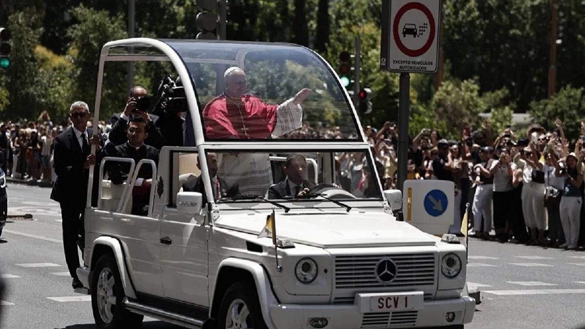 León XIV en su primer trayecto en papamóvil en Madrid, tras su discurso a las autoridades políticas en el Palacio Real