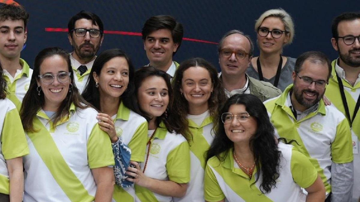 Posan algunos voluntarios de la visita papal en el Centro de Prensa en la Real Casa de Correos de Madrid