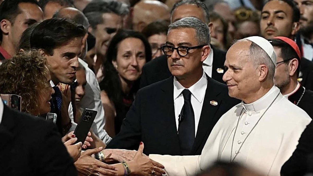 El torero Gonzalo Caballero saluda al Papa en el evento.