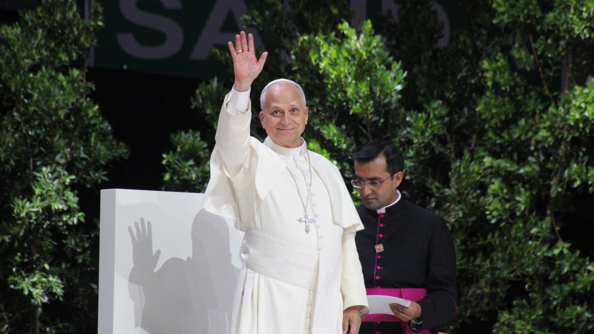El Papa León XIV saludando en el viaje pastoral a España