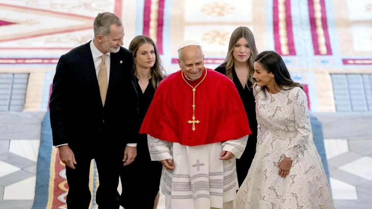 A su llegada León XIV lucía muceta roja con el pectoral dorado