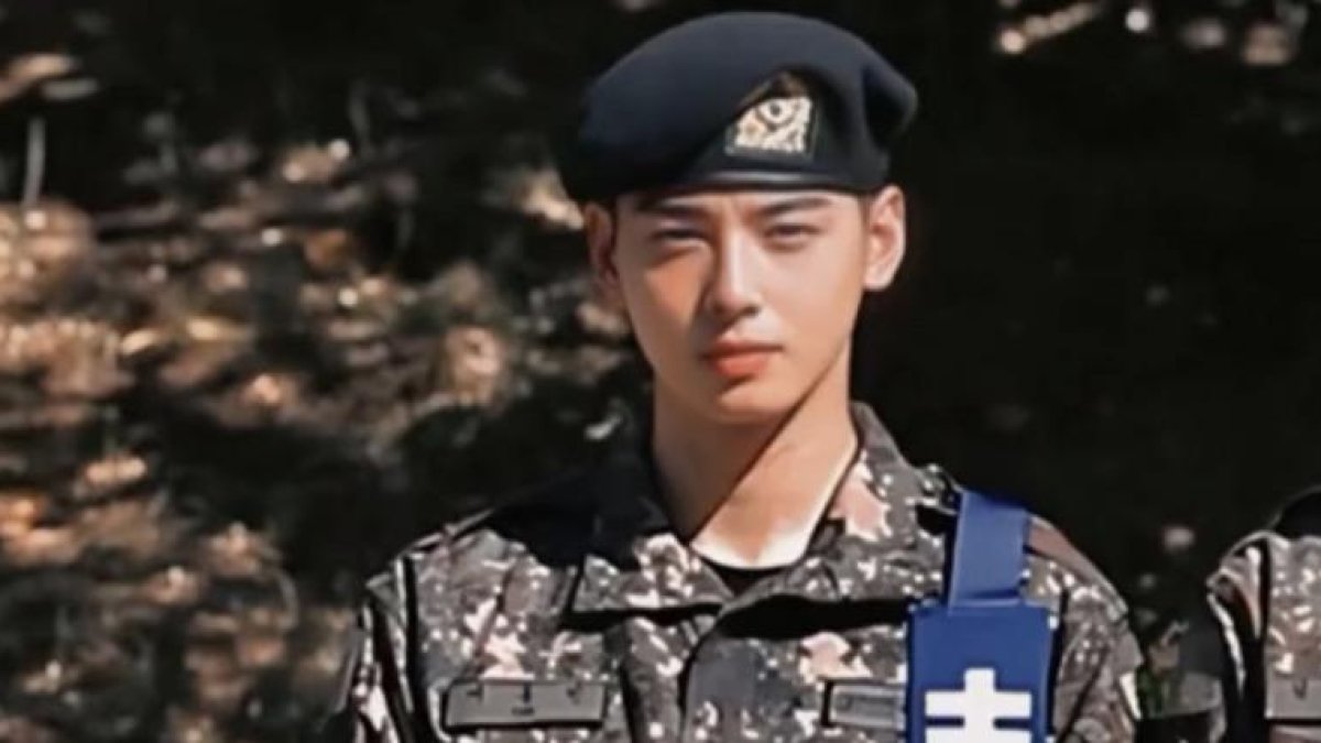 El bautismo de Eun‑woo se suma a una tendencia creciente entre los idols que cumplen el servicio militar.