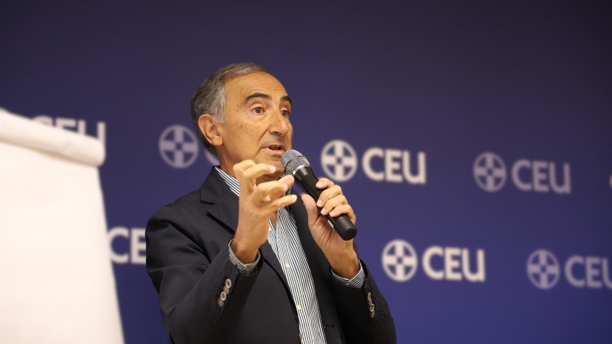 O historiador Jaume Aurell argumentou nos Cursos de Verão da CEU que o cristianismo não destruiu a herança clássica, mas sim a integrou e permitiu o nascimento da civilização europeia.