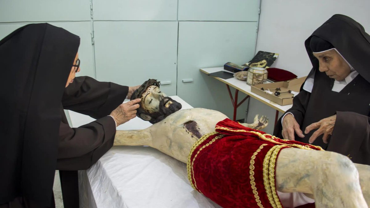Al mirar hacia arriba, descubrió que el Cristo estaba renovado y cubierto de humedad, como si sudara.