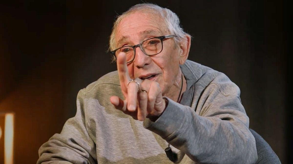 El octogenario Jacques dejó sorprendidos a su esposa y a su padre cuando decidió confesarse.