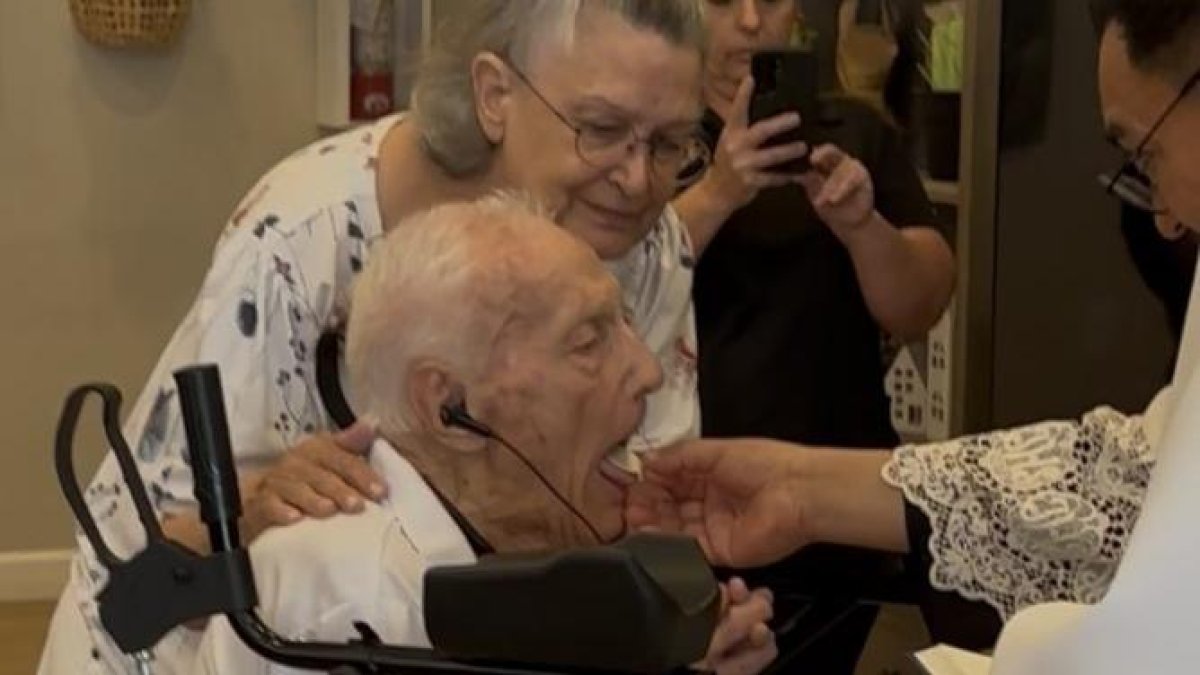 Raymond Martin recibió el bautismo, la Primera Comunión y la Confirmación a los 98 años