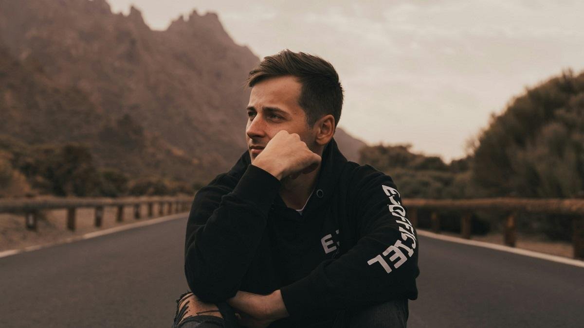 En la carretera de la vida el joven ha de saber detenerse a reflexionar sobre la virtud y lo mejor