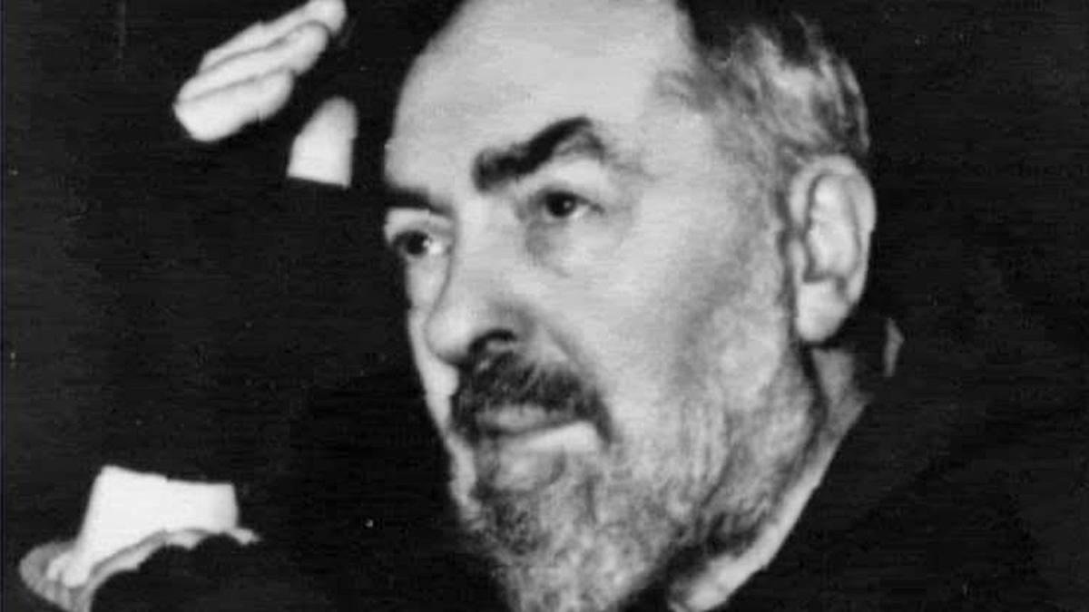 El Padre Pío levanta la mano para bendecir, en una fotografía que se le atribuye a Federico Abresch como tomada en 1947, el año en que sucedieron los hechos aquí referidos.
