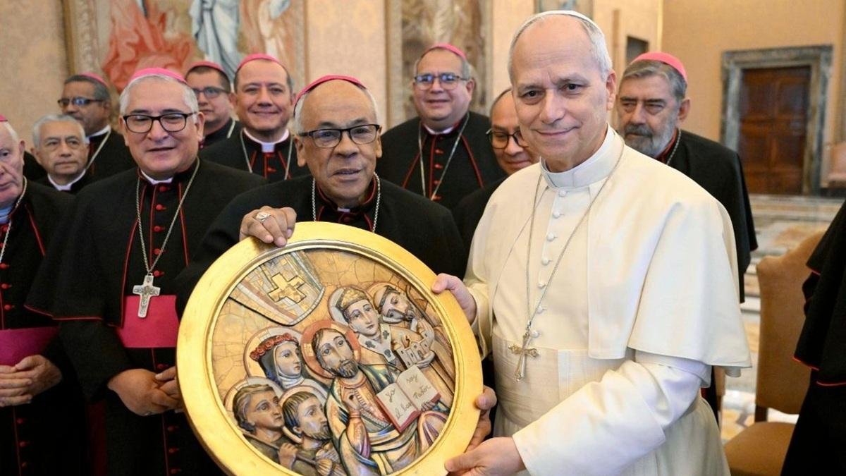 León XIV junto a un grupo de obispos durante un encuentro en el Vaticano. El Papa ha propuesto el ejemplo de Santo Toribio de Mogrovejo como modelo para el ministerio episcopal.