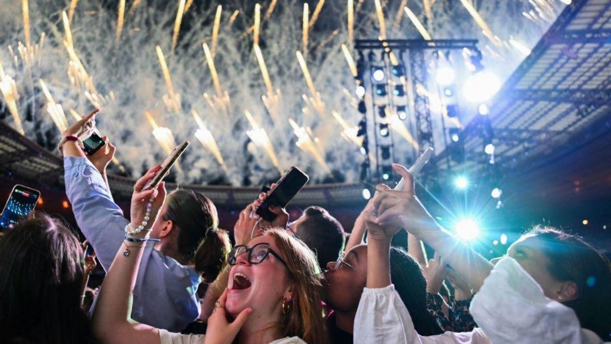 La vigilia con los jóvenes en el Stade de France reunió a más de 80.000 personas.