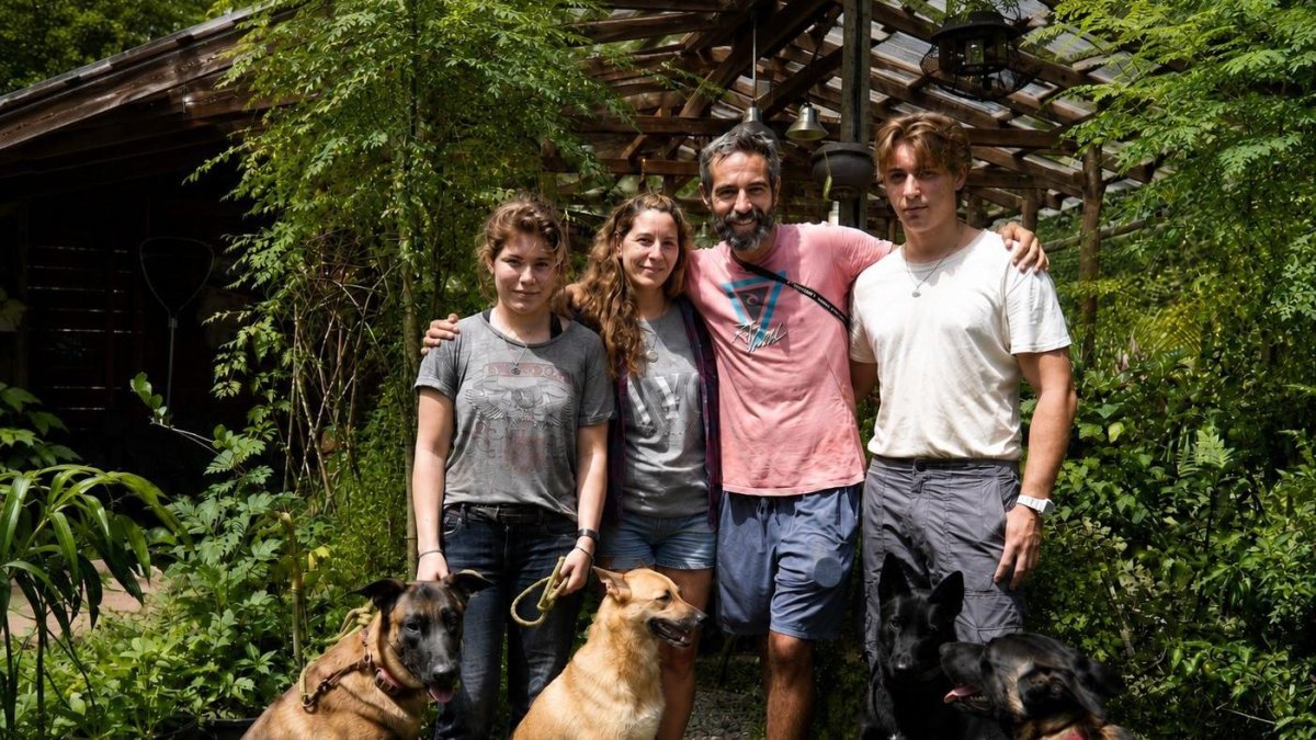 Laura y Emiliano, un matrimonio argentino que vive desde hace años en una pequeña isla de Bocas del Toro, Panamá, junto con sus dos hijos, son los creadores de MiRezo.