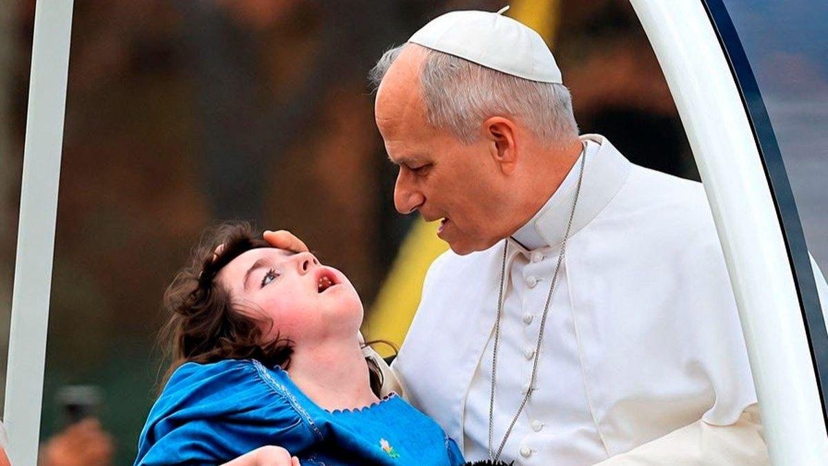 El Papa León XIV deteniendo el papamóvil para bendecir a Marie-Garance Noël, una niña con discapacidad severa.