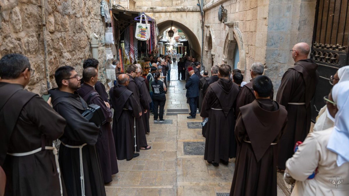 Franciscanos de la Custodia de Tierra Santa por las calles de Jerusalén.