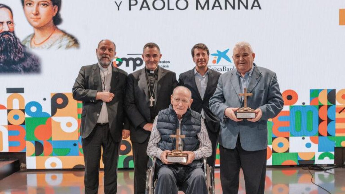 De izquierda a derecha: José María Calderon, director de Obras Misionales Pontificias, Mons. Mikel Garciaandía, Obispo de Palencia, José Luis Pérez, periodista de TRECE, Luis Manuel Moral, director de Misiones Salesianas, y sentado en la silla de ruedas Ángel Becerril, misionero palentino de 88 años.